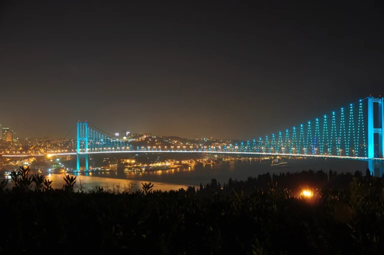 İstanbul Gece Hayatı: Işıltılı Sokaklar ve Unutulmaz Deneyimler