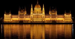 Budapeşte Gezi Rehberi: Tarih, Lezzet ve Gece Hayatı